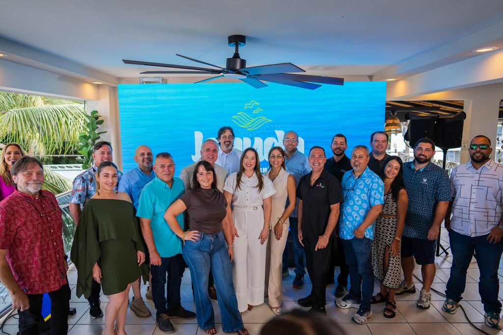 Willianette Robles Cancel, Directora ejecutiva de la Compañía de Turismo de Puerto Rico junto a varios comerciantes de la Ruta Gastronómica de Joyuda y Punta Arenas, en Cabo Rojo. (Suministrada)