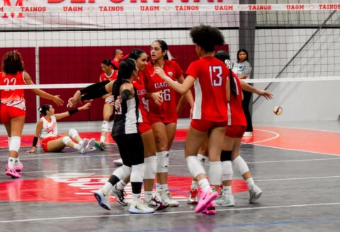 Las Taínas de UAGM comienzan la defensa del título con Juan Carlos Núñez Equipo femenino de voleibol de UAGM durante la defensa de su campeonato de la LAI.