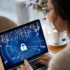 Criterio humano se convierte en el control más importante ante estafas cibernéticas con IA Representación gráfica de la seguridad digital y la protección de datos en sistemas tecnológicos modernos.