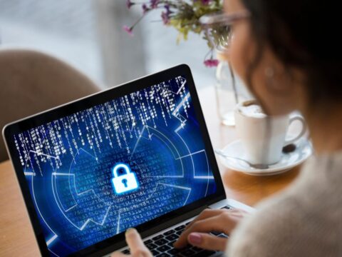 Criterio humano se convierte en el control más importante ante estafas cibernéticas con IA Representación gráfica de la seguridad digital y la protección de datos en sistemas tecnológicos modernos.