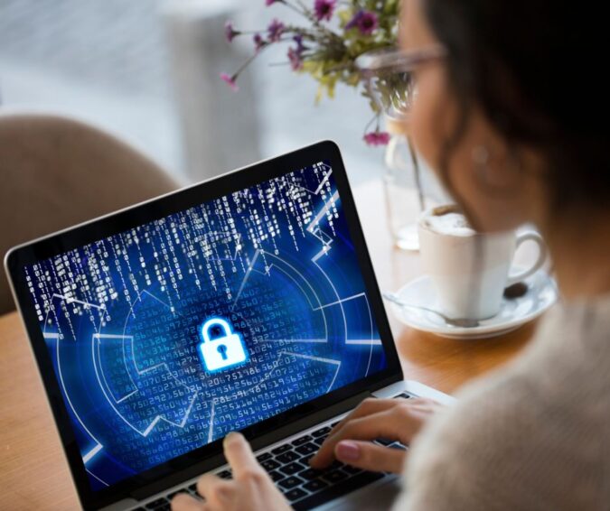 Criterio humano se convierte en el control más importante ante estafas cibernéticas con IA Representación gráfica de la seguridad digital y la protección de datos en sistemas tecnológicos modernos.
