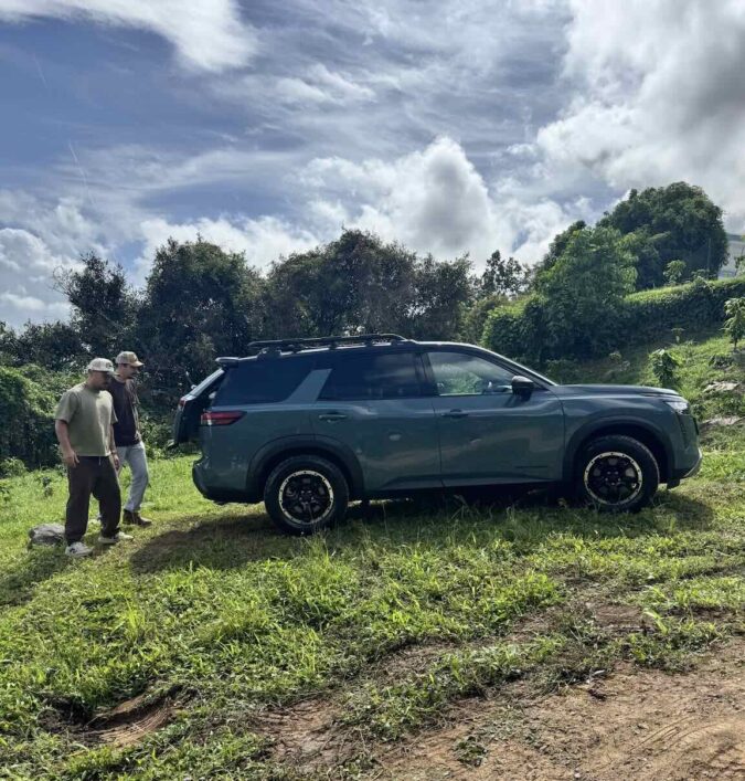 Terrafé y Nissan Puerto Rico se unen para apoyar la recolección de café en la Hacienda Guindaleza Voluntarios recolectando granos de café maduros directamente de la planta durante las jornadas agrícolas en Puerto Rico.