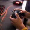 Cómo jugar directamente en tu Smart TV con servicios de streaming de videojuegos Persona disfrutando de una partida de videojuegos en streaming directamente en su televisor de sala.
