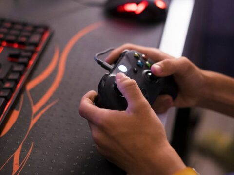 Cómo jugar directamente en tu Smart TV con servicios de streaming de videojuegos Persona disfrutando de una partida de videojuegos en streaming directamente en su televisor de sala.