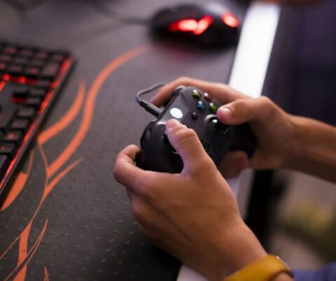Cómo jugar directamente en tu Smart TV con servicios de streaming de videojuegos Persona disfrutando de una partida de videojuegos en streaming directamente en su televisor de sala.